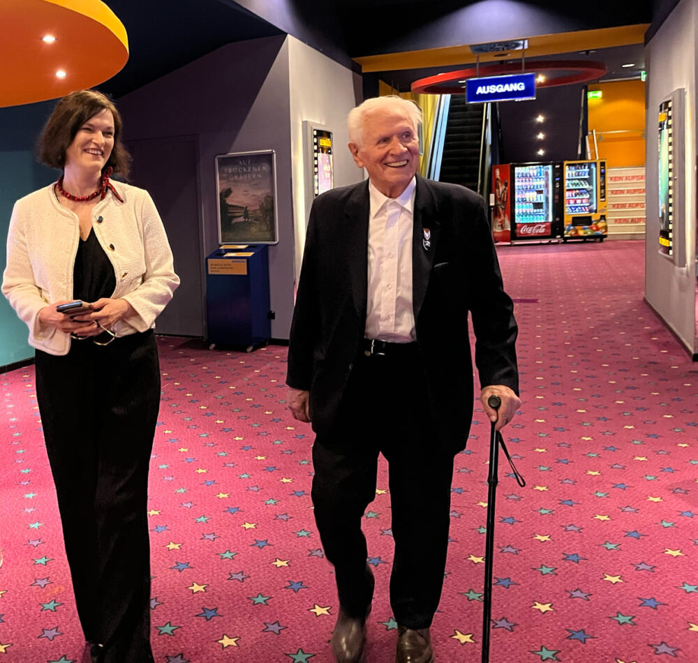 Magdalena Żelasko und Stanisław Zalewski im Kino auf dem Weg zu jenem Saal, in dem der Film gespielt wurde