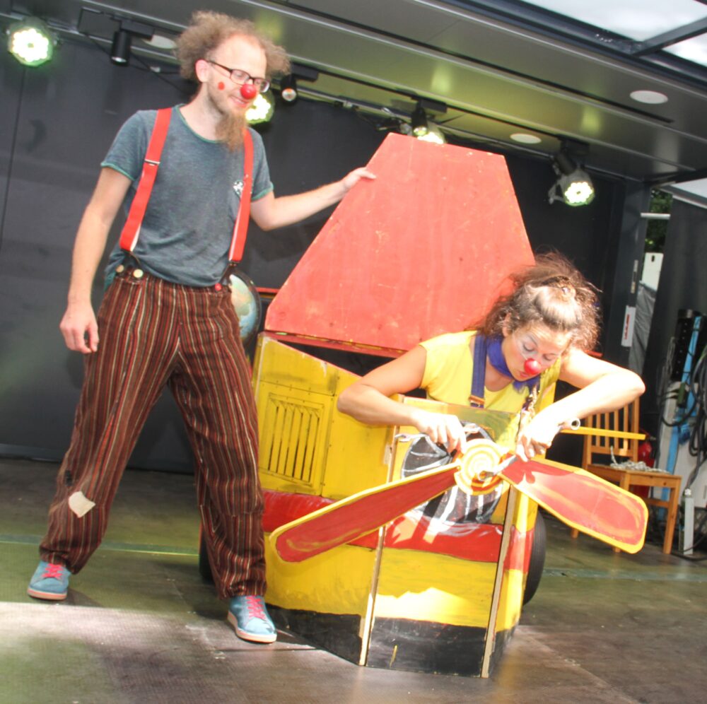 Eva Zarbl (rechts) und Andi Geyer (links) als Clownin Paula und Clown Fu mit ihrem hölzernen Flugzeug des Stücks 