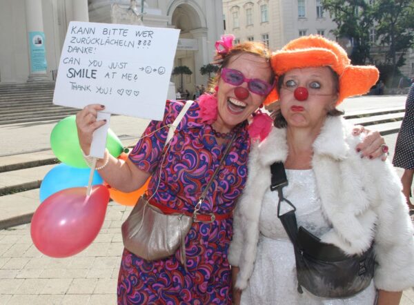Clownin mit handgeschriebenen Plakat