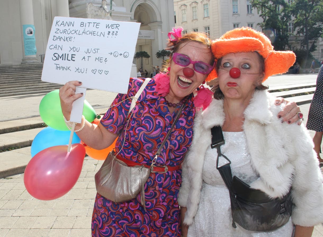 Clownin mit handgeschriebenen Plakat