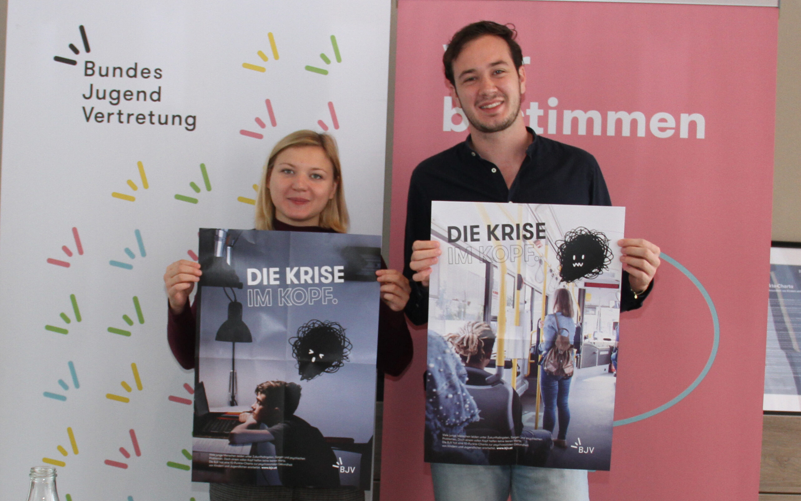 Fiona Herzog und Julian Christian aus dem BJV-Vorsitzteam mit Plakaten zu "Krise im Kopf"