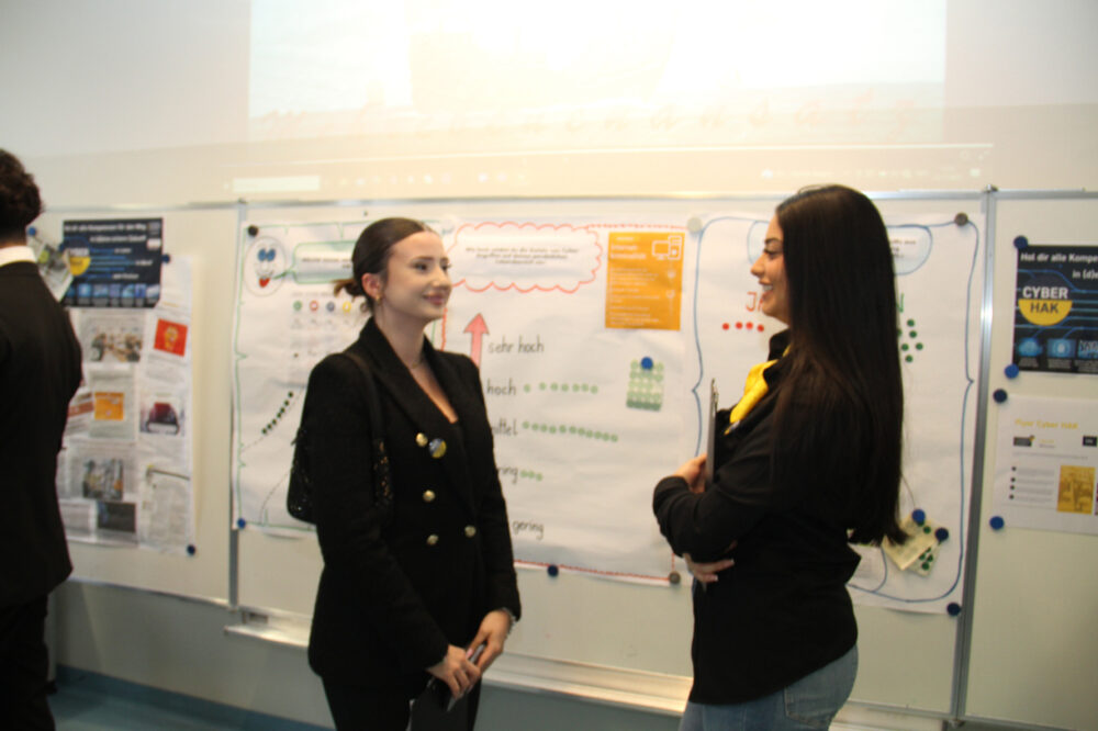 Zwei Handelsschülerinnen informieren sich über den neuen Schwerpunkt Cyber-HAK