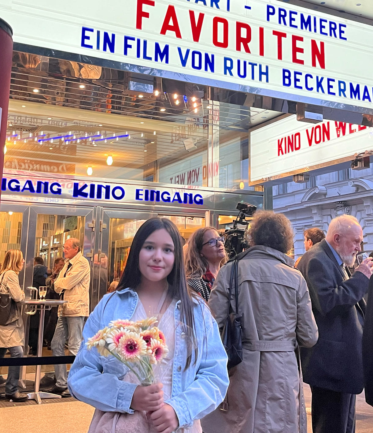 Eda vor dem Premierenkino