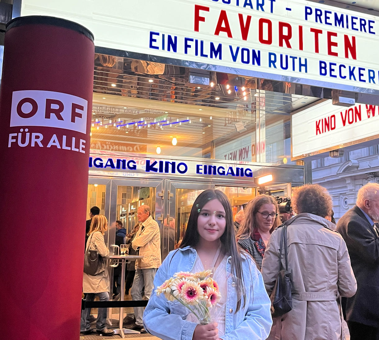 Eda vor dem Premierenkino