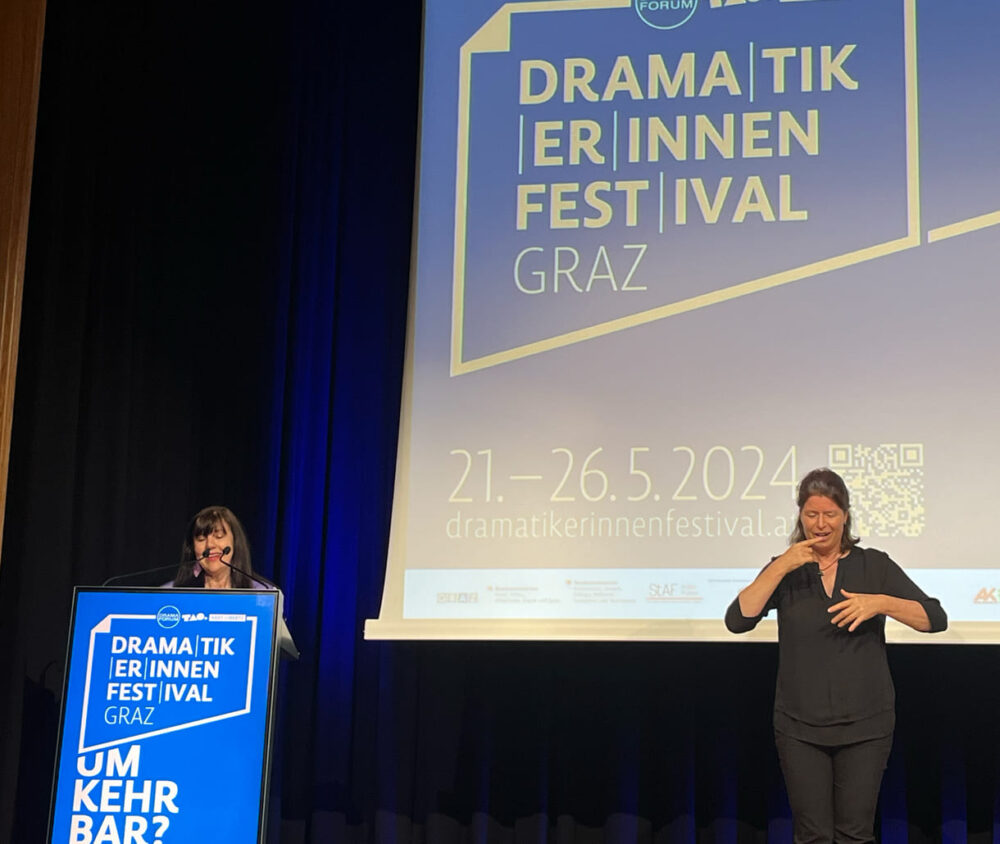 Edith Draxl, künstlerische Leiterin des Dramatiker:innen-Festivals - und Gebärden-Dolmetscherin Ilona Seidel-Jerey