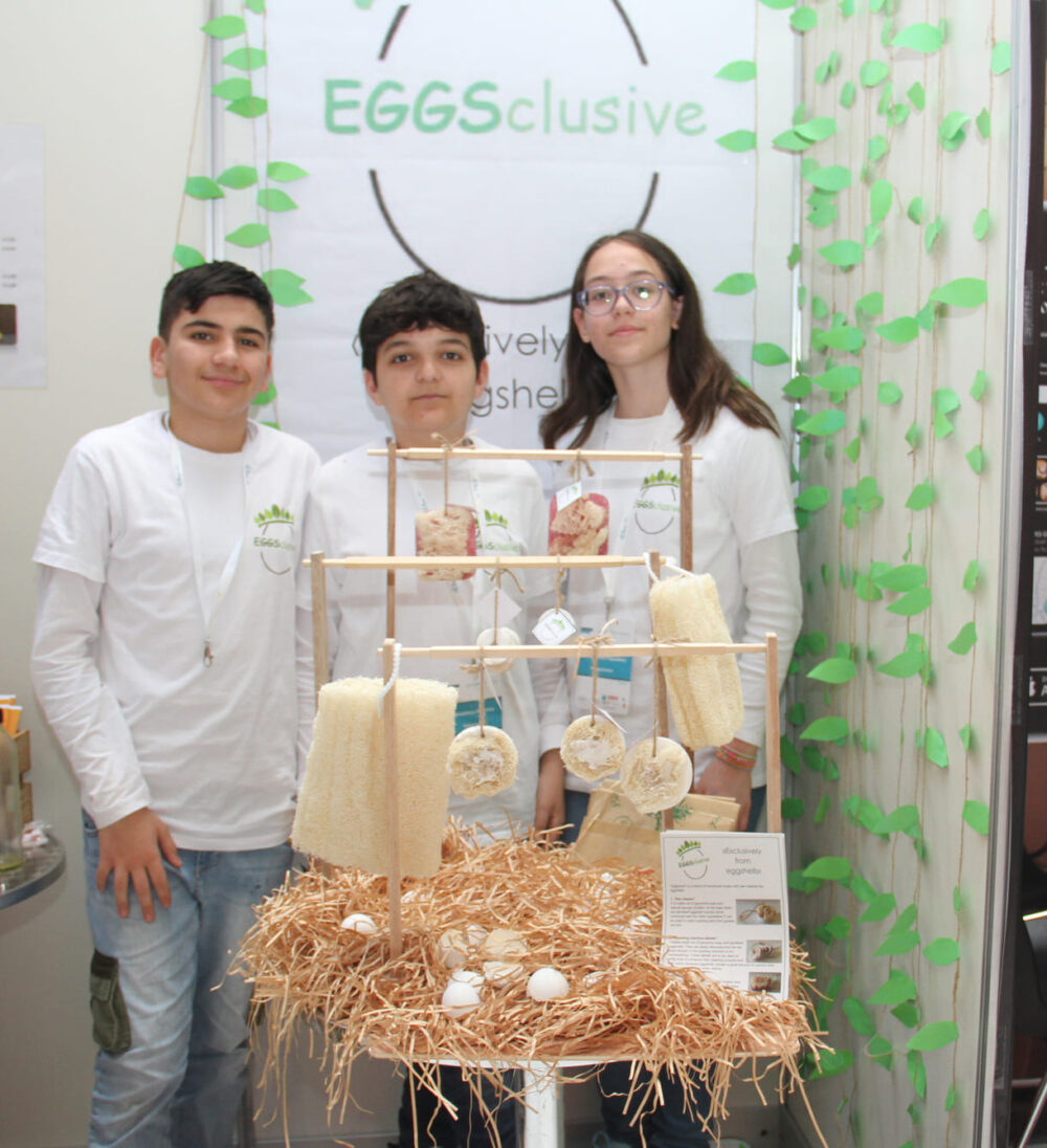 Konstantin, Gerasimos und Aleksandra aus Zypern versetzten ihre Naturschwämme mit Eierschalen-Bruchstücken