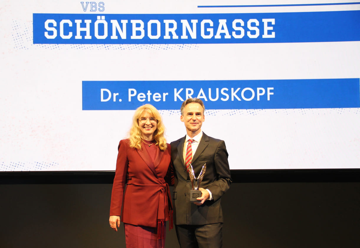 Ehren-merkur-preisträger Peter Krauskopf mit seienr Laudatorin, WU-Professorin Bettina Fuhrmann