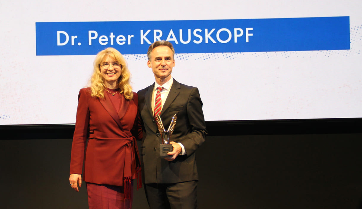 Ehren-merkur-preisträger Peter Krauskopf mit seienr Laudatorin, WU-Professorin Bettina Fuhrmann
