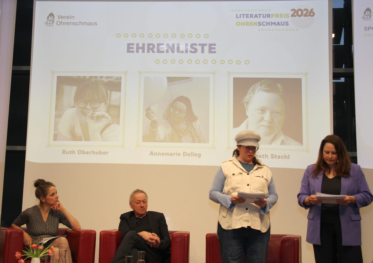 Die beiden Moderatorinnen kündigen den ersten Teil der Lesung aus Texten von der Ehrenliste 2026 an