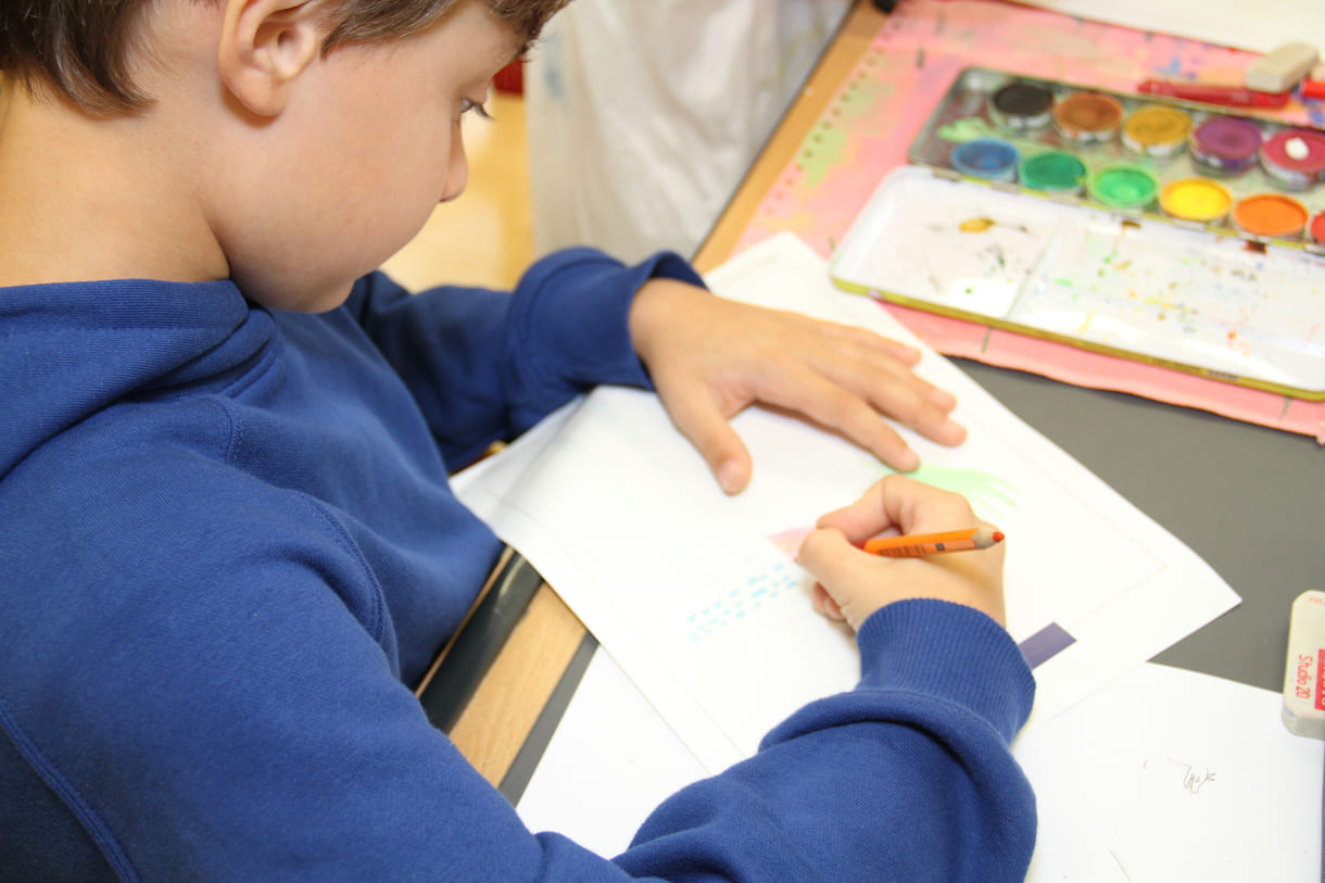 Volksschulkinder malen ihren jeweils größten Traum - und das für einen guten Zweck