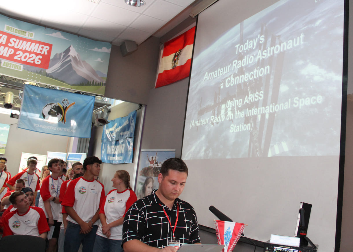 Vor dem Gespräch mit der ISS gab's einführende Präsentationen für die Teilnehmer:innen