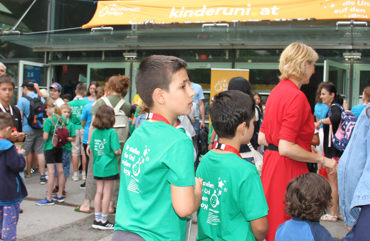 Semmeln vor dem Hörsaalzentrum mit dem Kinderuni-Transparent