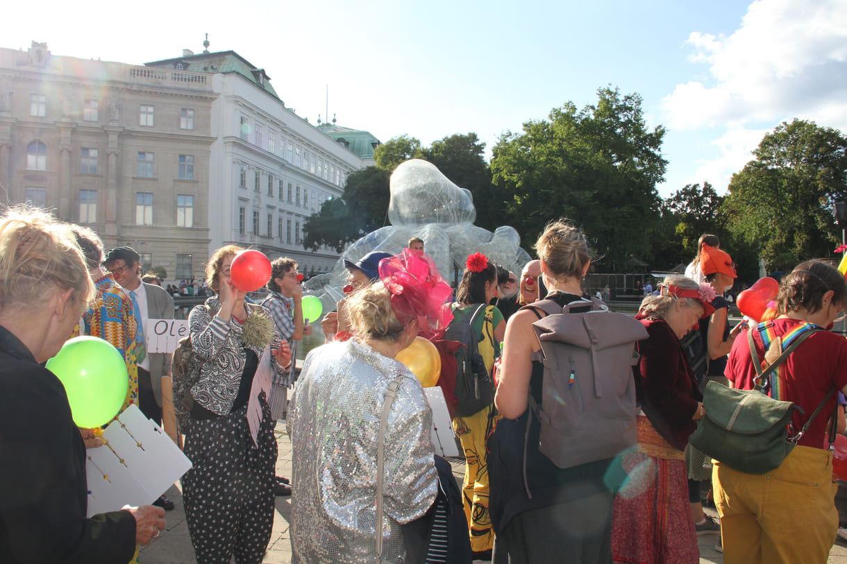 Einige der Clown:innen bei der Kundgebung vor der Wiener Karlskirche