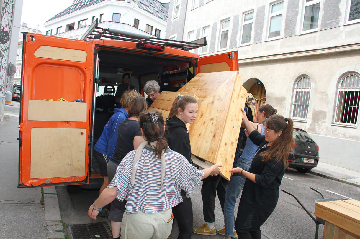 Möbel in den Transporter einladen