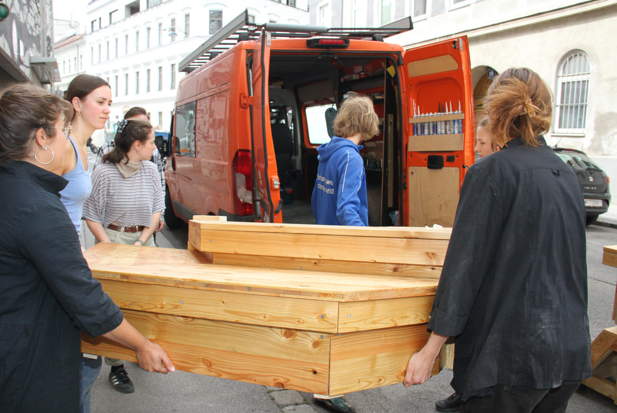 Möbel in den Transporter einladen