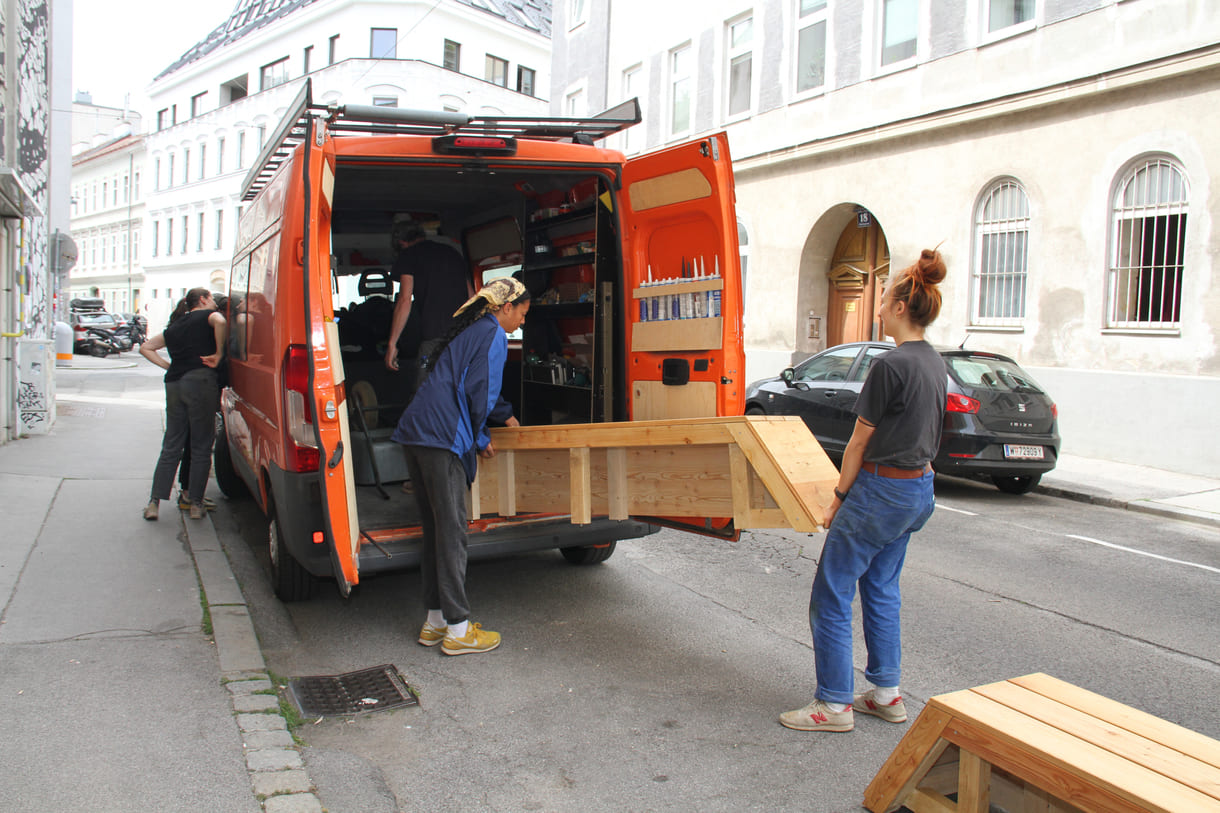 Möbel in den Transporter einladen