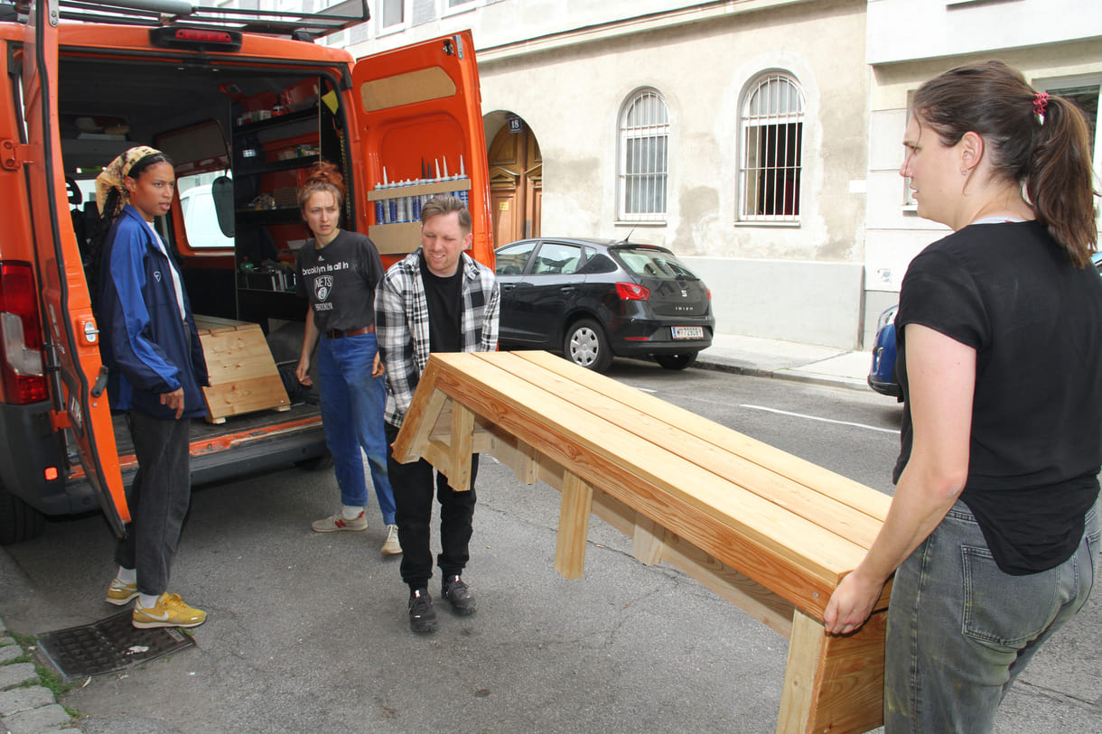 Möbel in den Transporter einladen