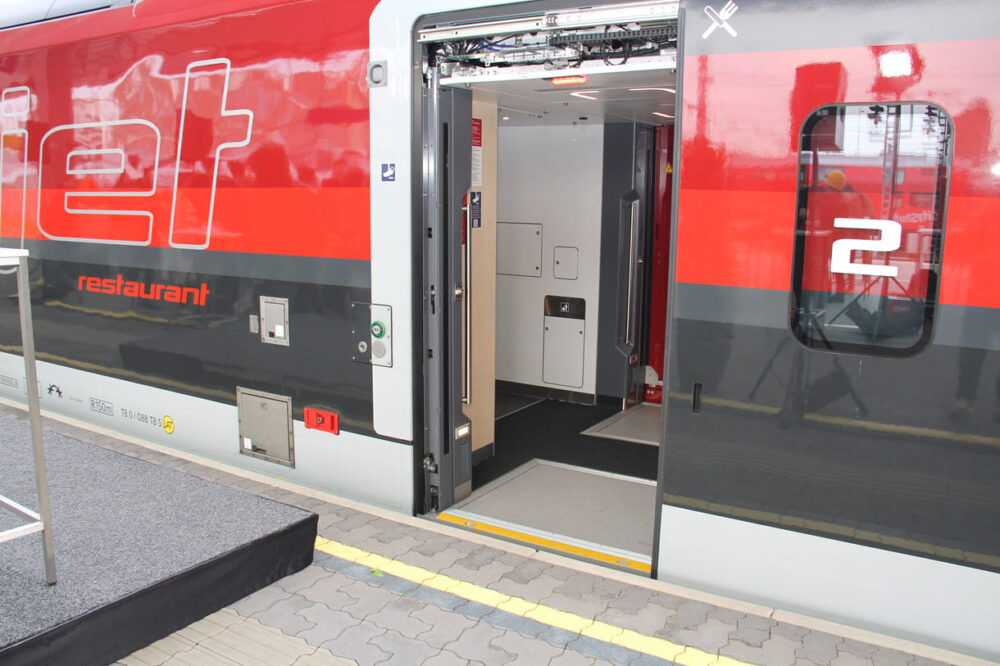 Die neuen Railjets haben bei sieben der neun Wagen eines Zuges ebenerdige Einstiege