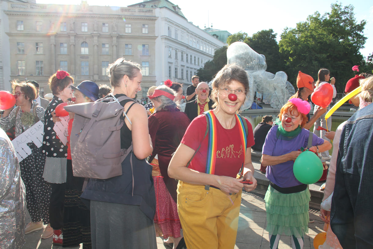 Einige der Clown:innen bei der Kundgebung vor der Wiener Karlskirche