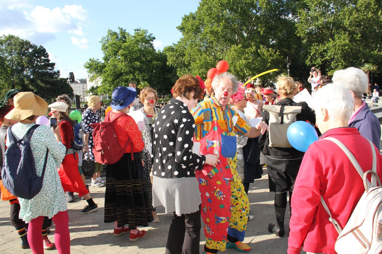 Einige der Clown:innen bei der Kundgebung vor der Wiener Karlskirche