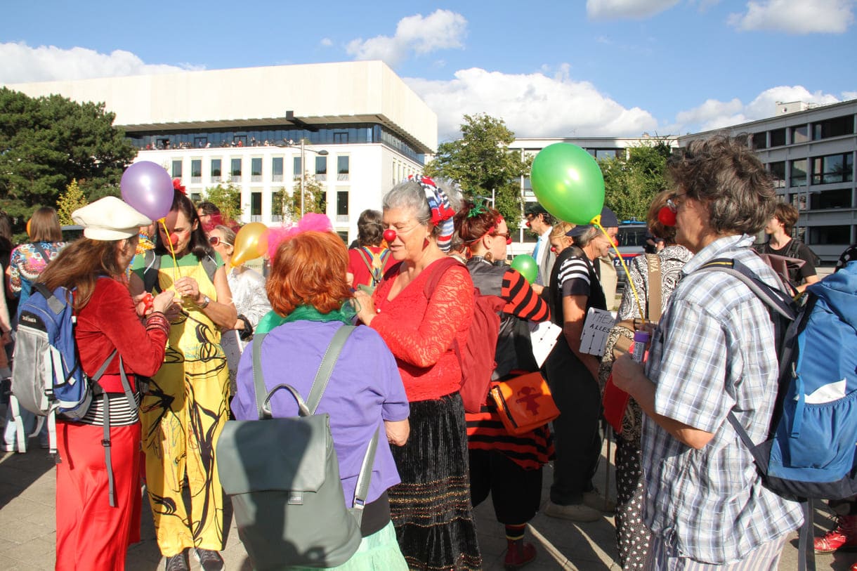 Einige der Clown:innen bei der Kundgebung vor der Wiener Karlskirche