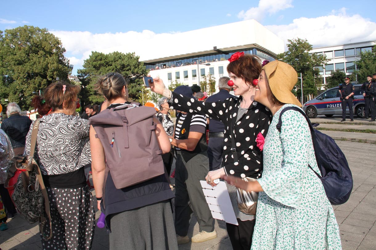 Einige der Clown:innen bei der Kundgebung vor der Wiener Karlskirche
