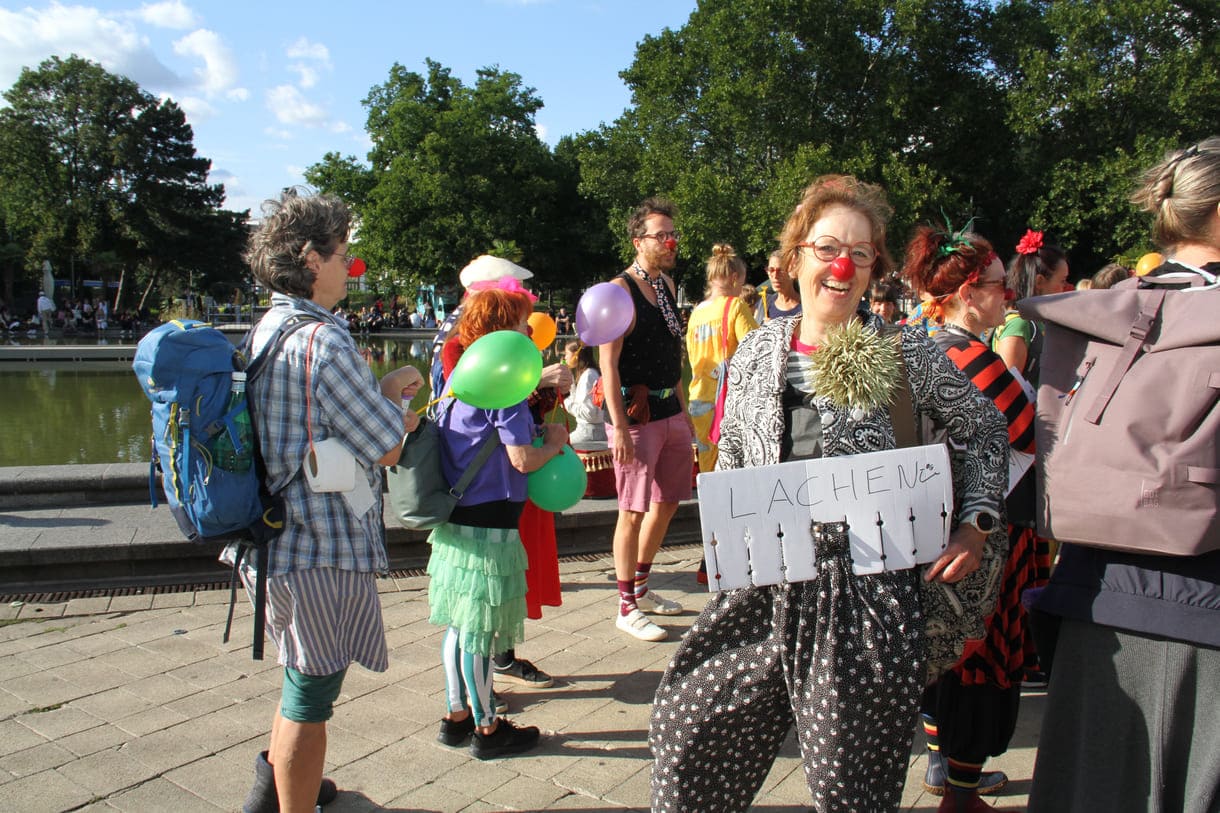 Einige der Clown:innen bei der Kundgebung vor der Wiener Karlskirche