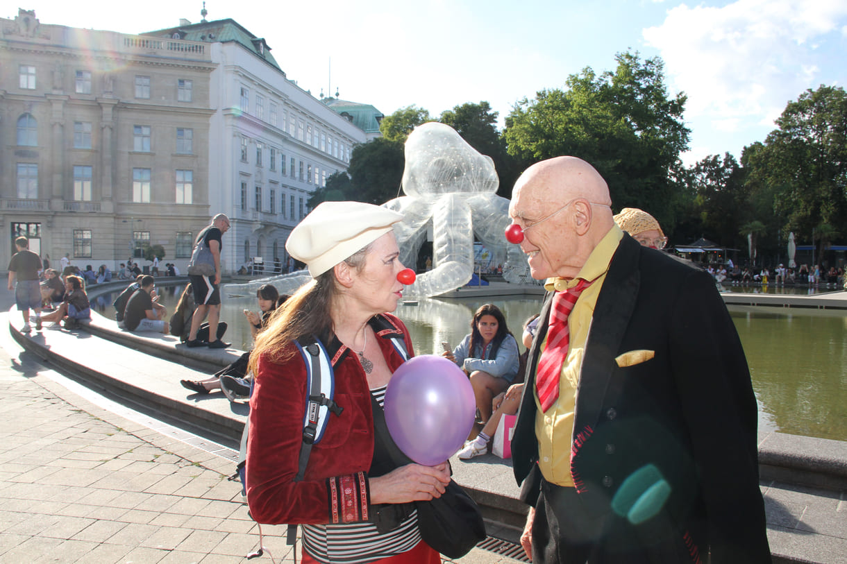 Einige der Clown:innen bei der Kundgebung vor der Wiener Karlskirche