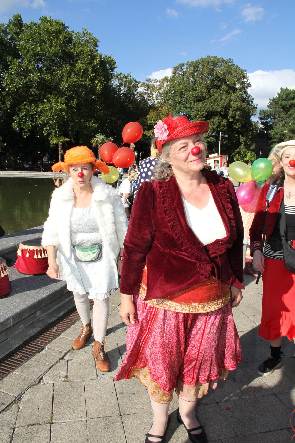 Einige der Clown:innen bei der Kundgebung vor der Wiener Karlskirche