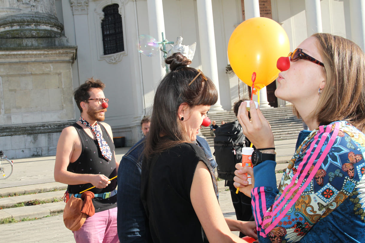 Einige der Clown:innen bei der Kundgebung vor der Wiener Karlskirche