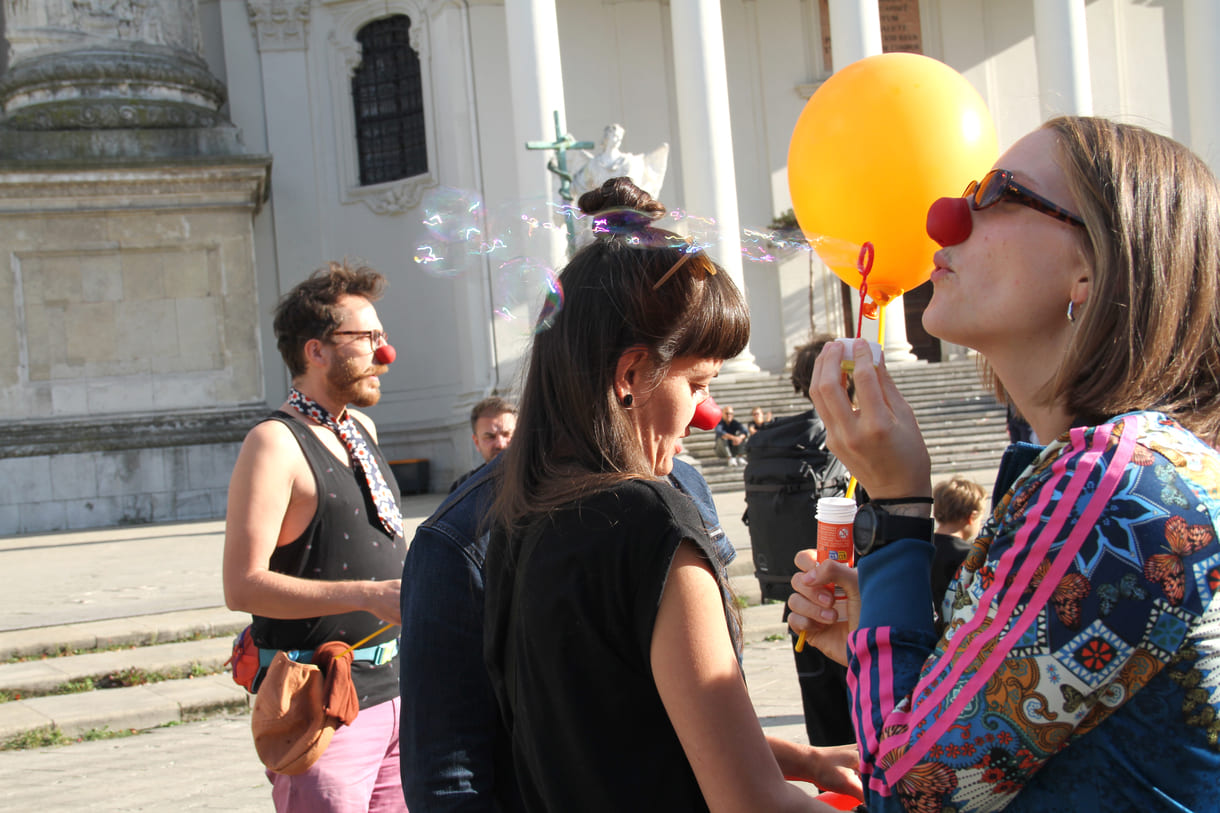Einige der Clown:innen bei der Kundgebung vor der Wiener Karlskirche