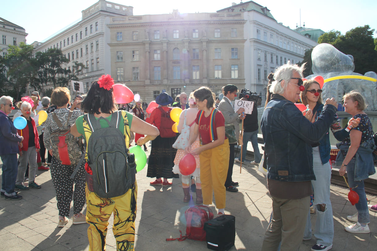 Einige der Clown:innen bei der Kundgebung vor der Wiener Karlskirche