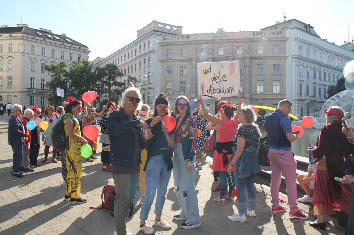 Einige der Clown:innen bei der Kundgebung vor der Wiener Karlskirche