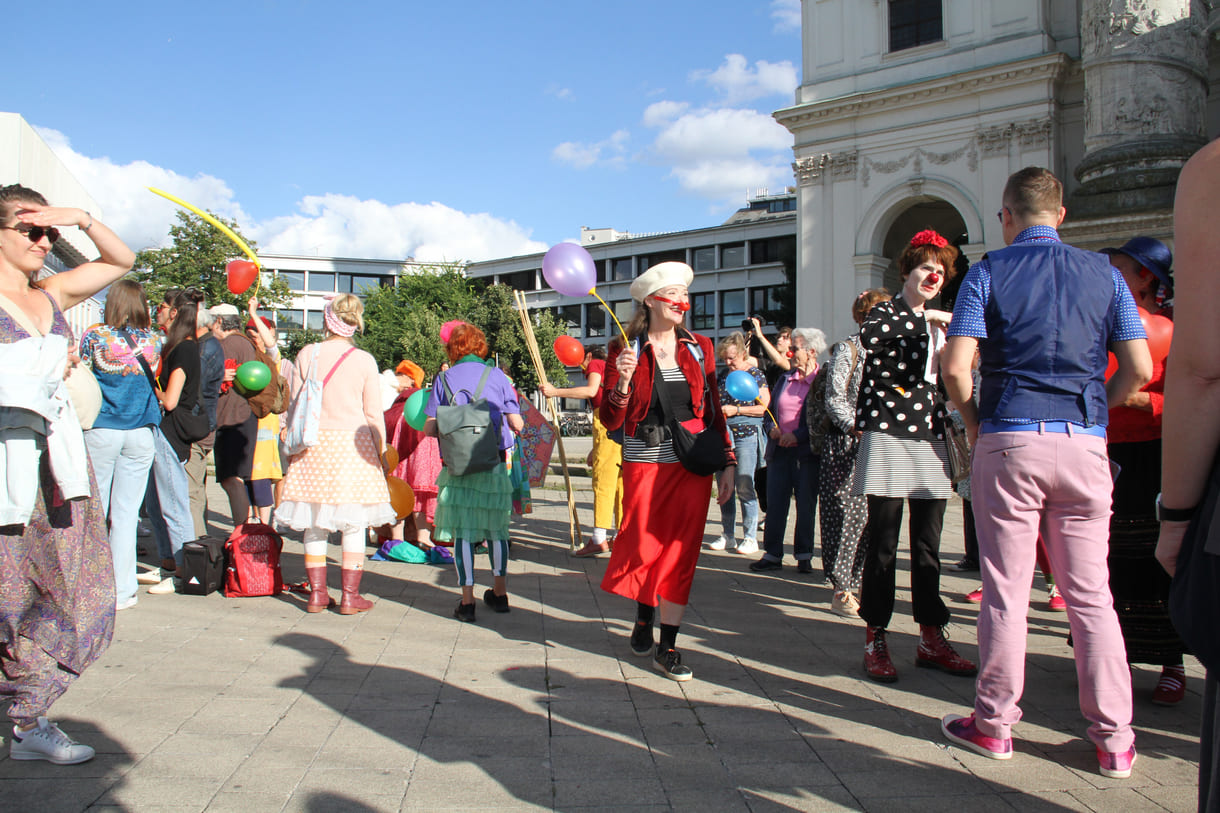 Einige der Clown:innen bei der Kundgebung vor der Wiener Karlskirche