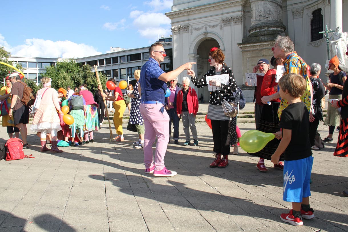 Einige der Clown:innen bei der Kundgebung vor der Wiener Karlskirche