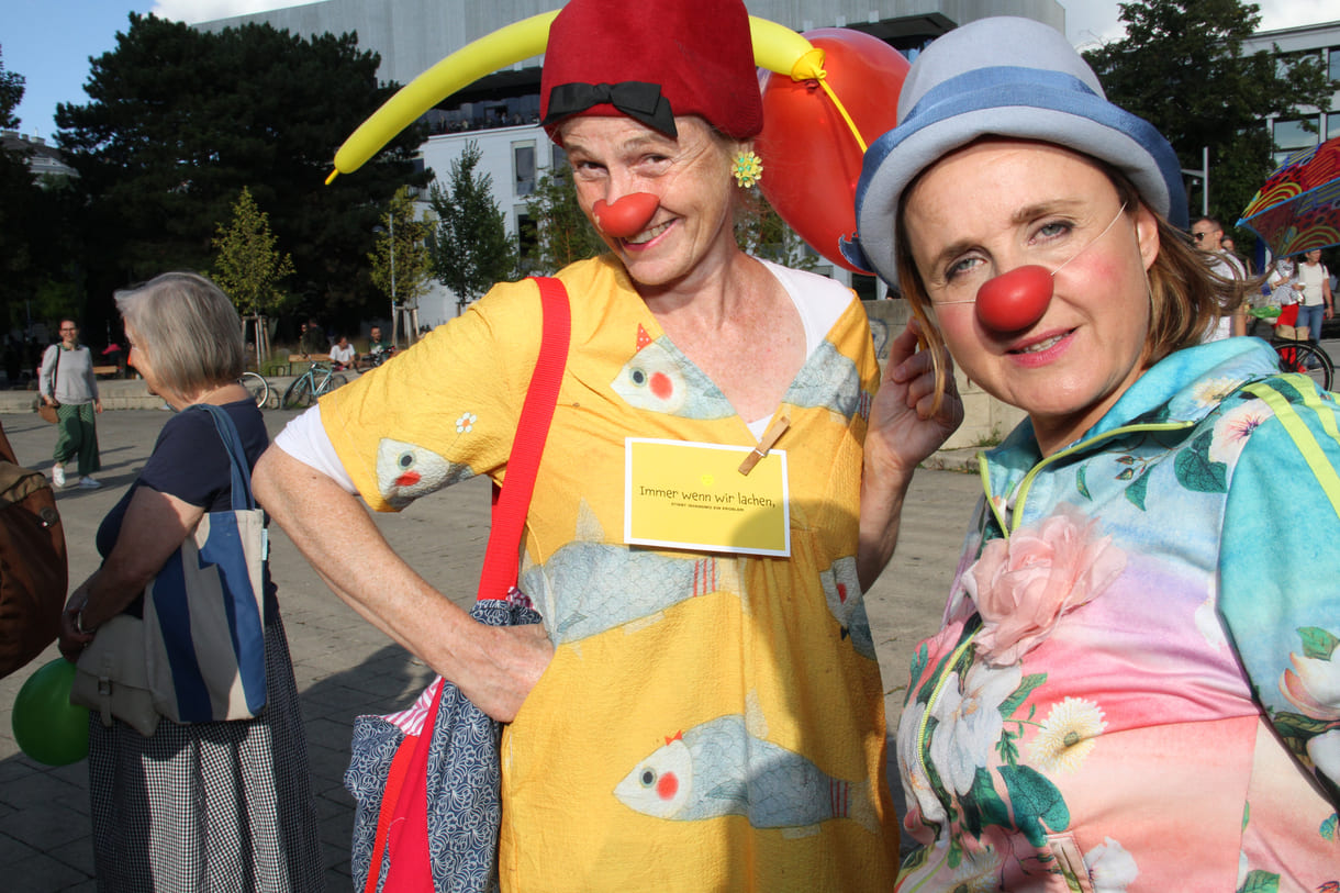 Einige der Clown:innen bei der Kundgebung vor der Wiener Karlskirche