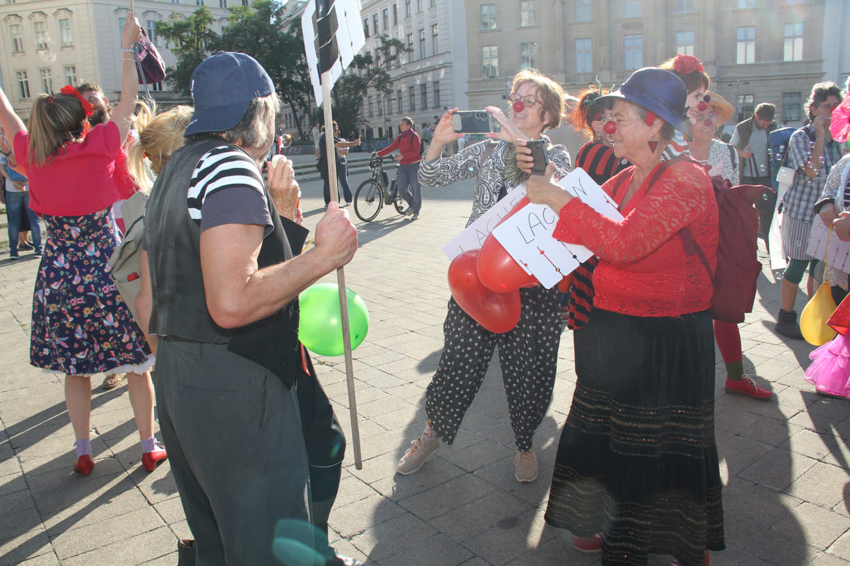 Einige der Clown:innen bei der Kundgebung vor der Wiener Karlskirche