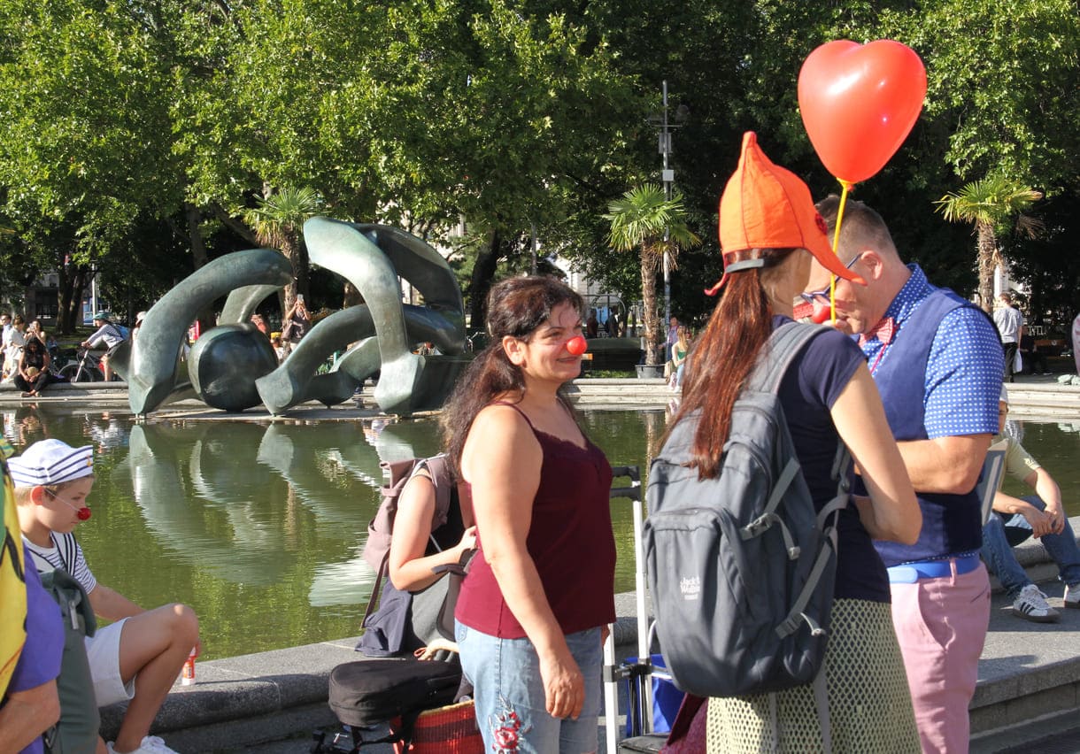 Einige der Clown:innen bei der Kundgebung vor der Wiener Karlskirche