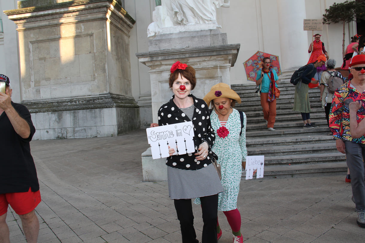 Einige der Clown:innen bei der Kundgebung vor der Wiener Karlskirche