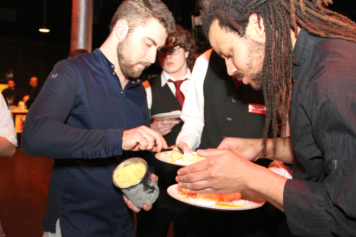 Ein Löffel Mandarinen-Eis rundet die Nachspeise ab