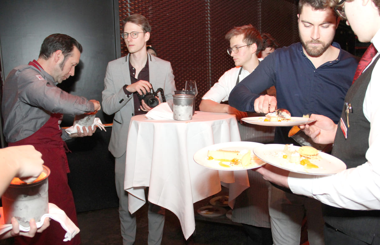 Ein Löffel Mandarinen-Eis rundet die Nachspeise ab