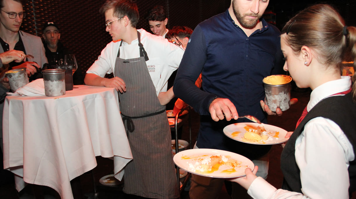 Ein Löffel Mandarinen-Eis rundet die Nachspeise ab