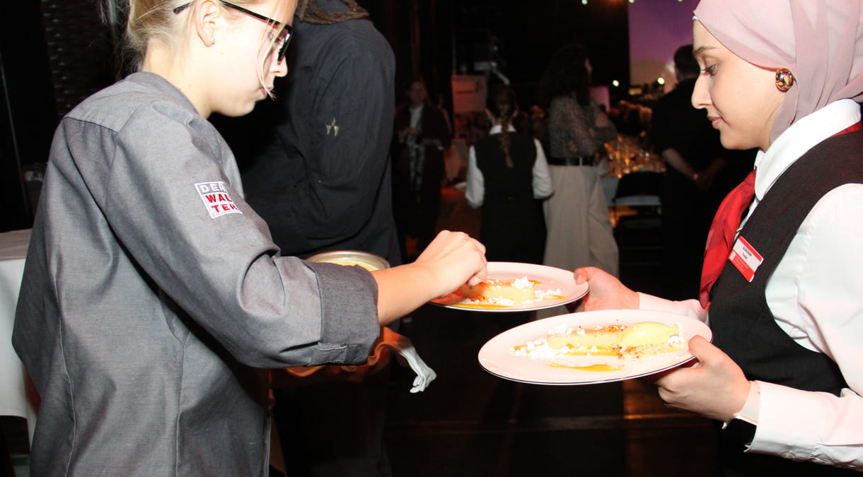 Ein Löffel Mandarinen-Eis rundet die Nachspeise ab
