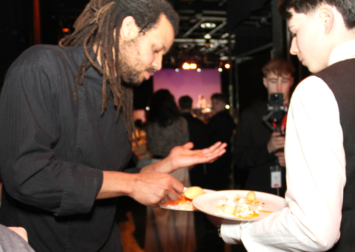 Ein Löffel Mandarinen-Eis rundet die Nachspeise ab