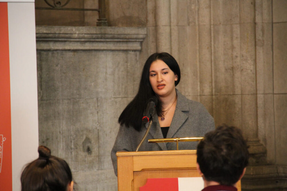Ela Hafaiedh, Berufsschule für Lebensmittel, Touristik und Zahntechnik hielt unter dem Titel „Rechte der Frauen im Iran und Islam“ eine engagierte Rede für Frauenbefreiung - ohne Schueklappen