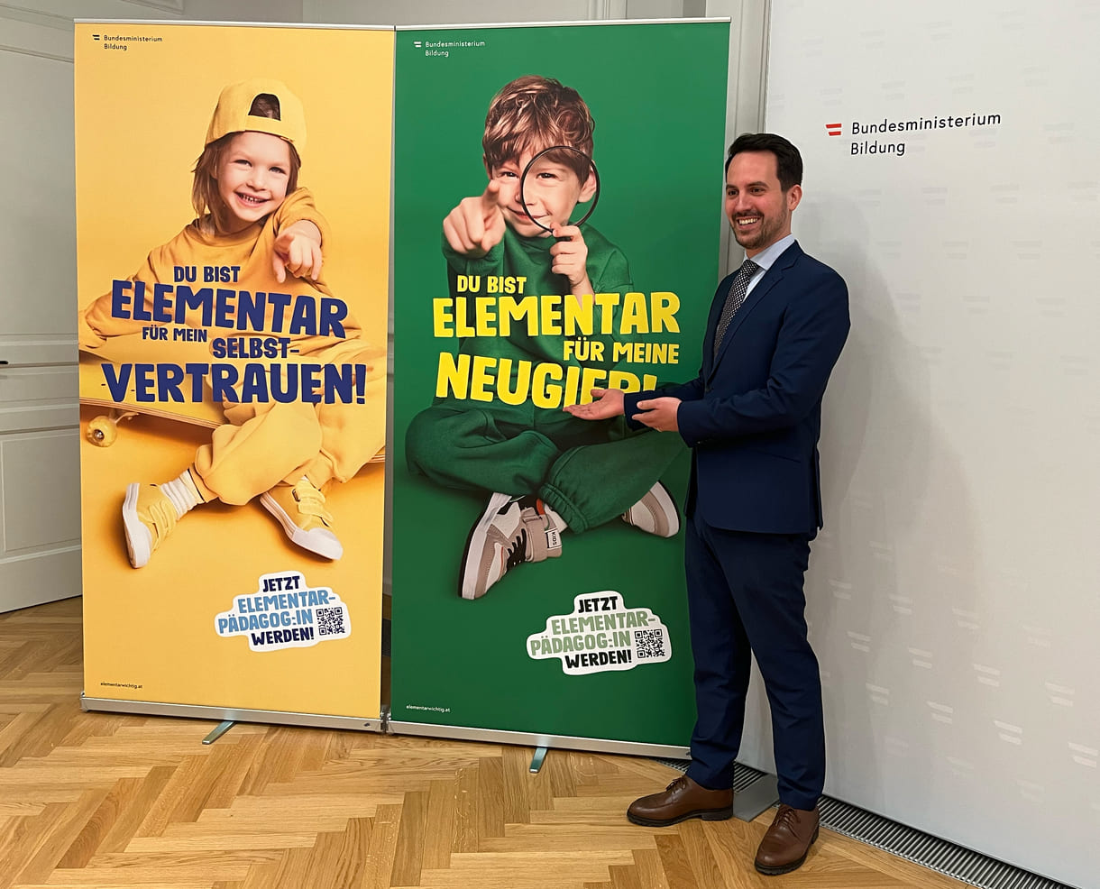 Bildungsminister Christoph Wiederkehr und die Plakate der neuen Image-Kampagne zum Werben um künftige Elementarpädagog:innen