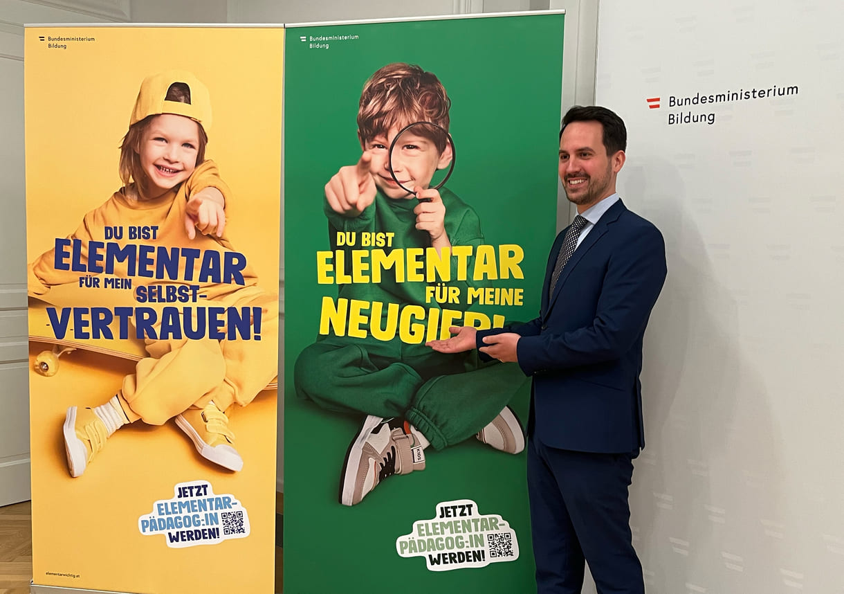 Bildungsminister Christoph Wiederkehr und die Plakate der neuen Image-Kampagne zum Werben um künftige Elementarpädagog:innen