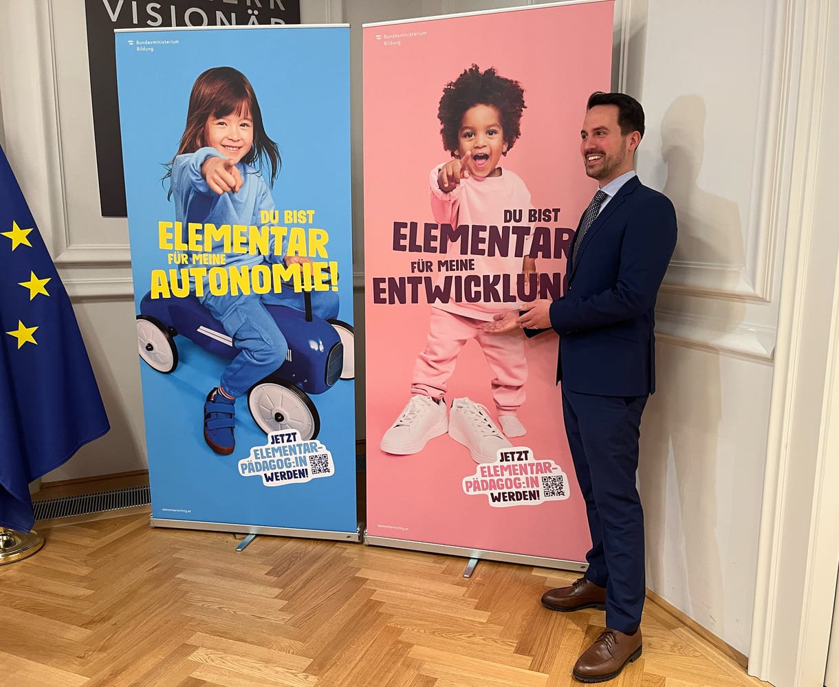 Bildungsminister Christoph Wiederkehr und die Plakate der neuen Image-Kampagne zum Werben um künftige Elementarpädagog:innen