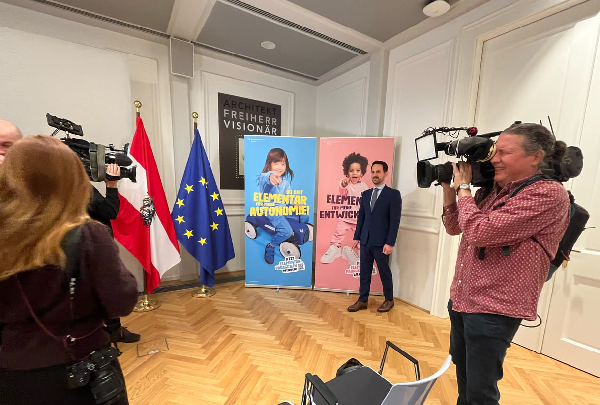 Bildungsminister Christoph Wiederkehr und die Plakate der neuen Image-Kampagne zum Werben um künftige Elementarpädagog:innen und viele Kameraleute