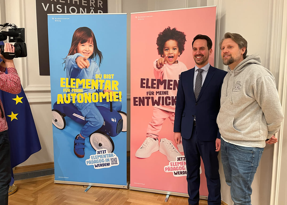 Bildungsminister Christoph Wiederkehr und die Plakate der neuen Image-Kampagne zum Werben um künftige Elementarpädagog:innen mit dem Fotografen Konstantin Reyer, die diese Kinderfotos gemacht hat